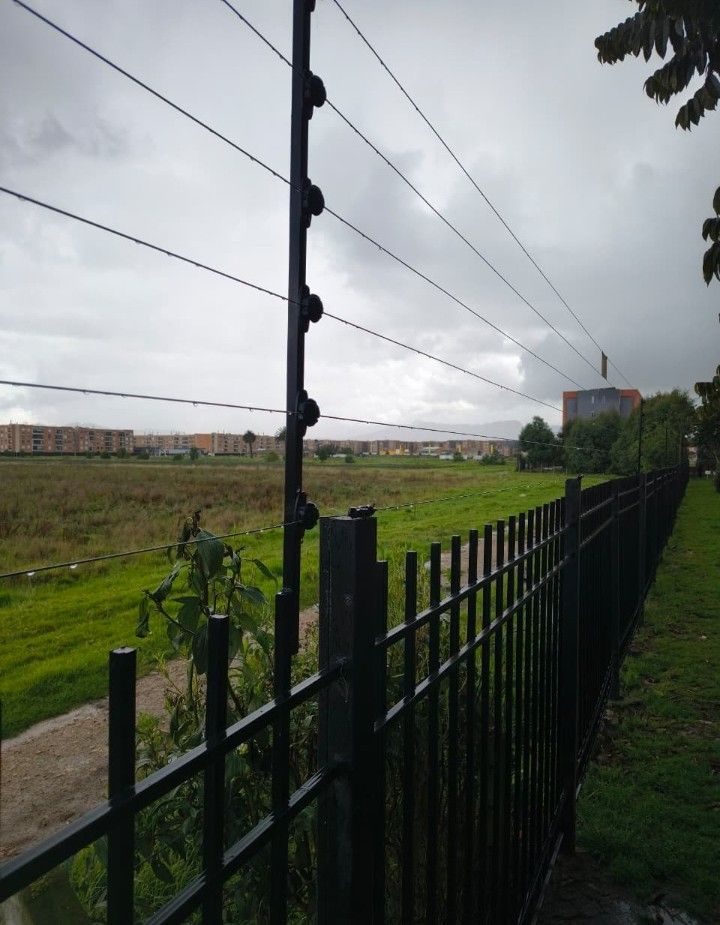 Cerca eléctrica instalada junto a una zona verde