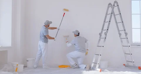 Rodillo aplicando pintura azul sobre una pared blanca
