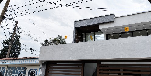 Fachada de vivienda con instalación exterior