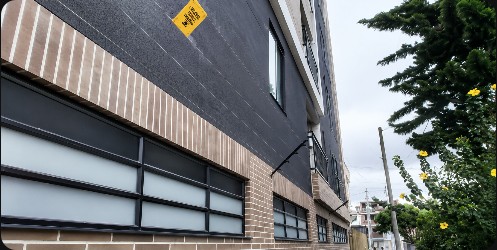 Fachada y trabajos de instalación en edificio