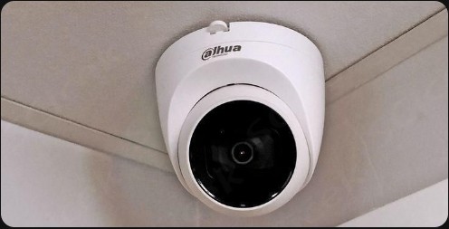 Cámara de seguridad instalada en techo
