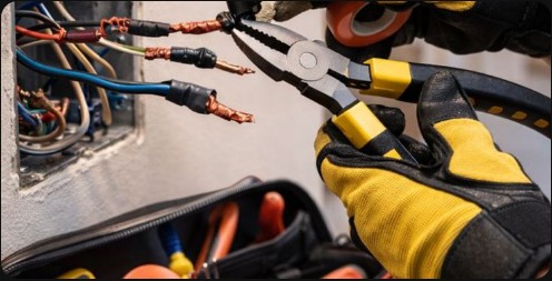 Técnico realizando trabajo de cableado eléctrico